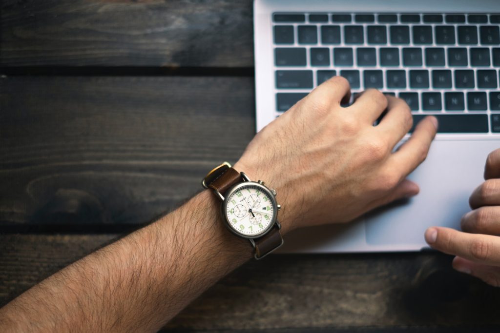 Mais da metade dos trabalhadores brasileiros tiveram sintomas de burnout em 2021 / Foto: Brad Neathery / Unsplash Images
